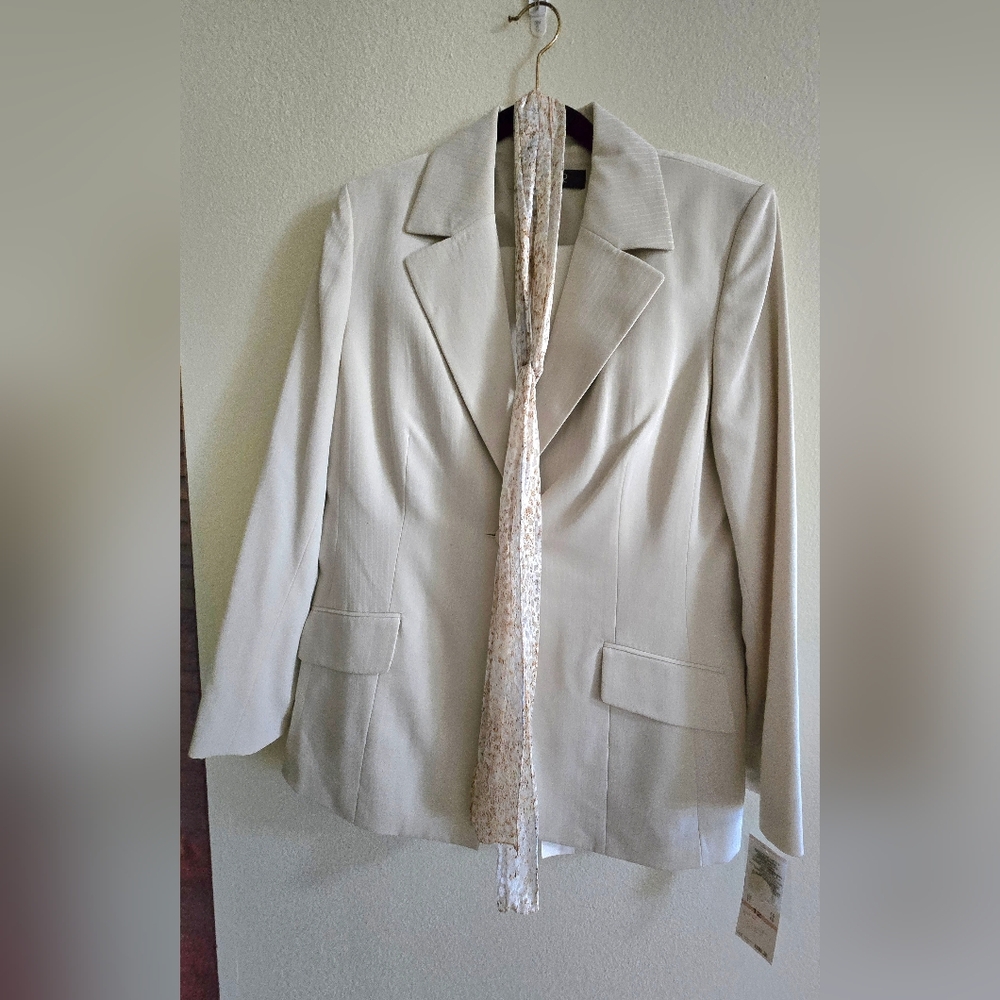 Kasper Womens Creme Pant Suit With Slight Pinstripe Accent